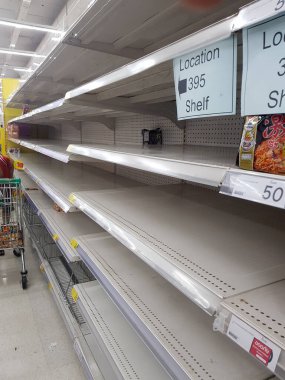 BANGKOK, THAILAND - 15 Mart 2020 - Bangkok Tayland 'da Coronavirus Covid 19' un alışveriş ve paniğinden dolayı süpermarkette boş raflar