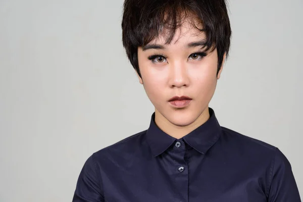Studio Plan Jeune Femme Transgenre Asiatique Androgyne Sur Fond Blanc — Photo