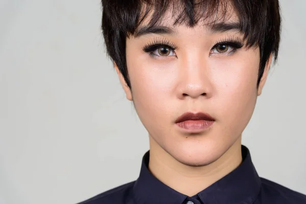 Studioaufnahme Einer Jungen Androgynen Asiatischen Transgender Frau Vor Weißem Hintergrund — Stockfoto