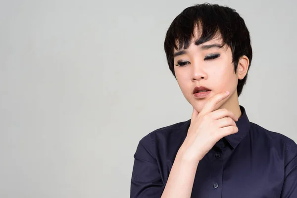 Estúdio Tiro Jovem Andrógino Asiático Transgênero Mulher Contra Fundo Branco — Fotografia de Stock