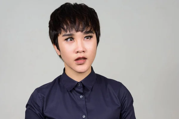 Studioaufnahme Einer Jungen Androgynen Asiatischen Transgender Frau Vor Weißem Hintergrund — Stockfoto