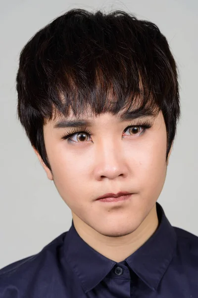 Studioaufnahme Einer Jungen Androgynen Asiatischen Transgender Frau Vor Weißem Hintergrund — Stockfoto