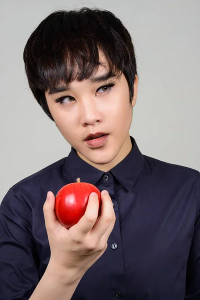 Estúdio Tiro Jovem Andrógino Asiático Transgênero Mulher Contra Fundo Branco — Fotografia de Stock