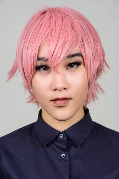 亚洲白人背景下的年轻雌雄同体变性妇女演播室照片 — 图库照片
