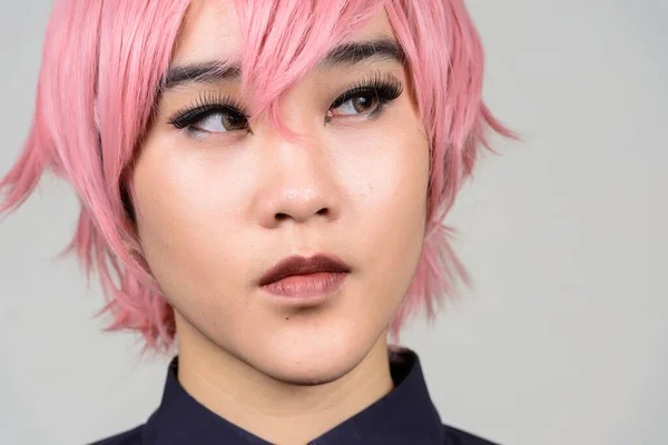 スタジオショットの若いですAndrogynousアジアのトランスジェンダーの女性と白の背景 — ストック写真