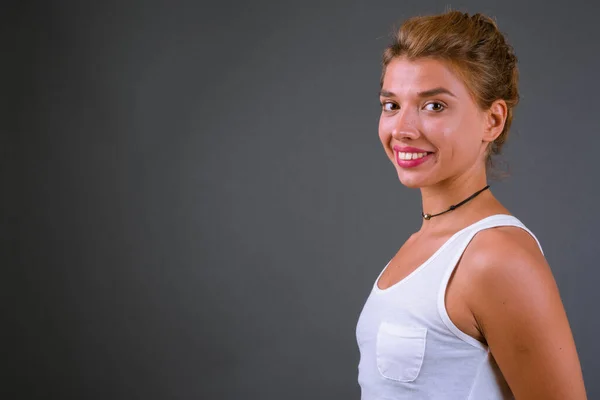 Studio Shot Van Jonge Mooie Zakenvrouw Met Blond Haar Tegen — Stockfoto