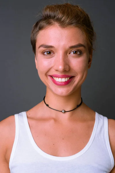 Estúdio Tiro Jovem Mulher Negócios Bonita Com Cabelo Loiro Contra — Fotografia de Stock