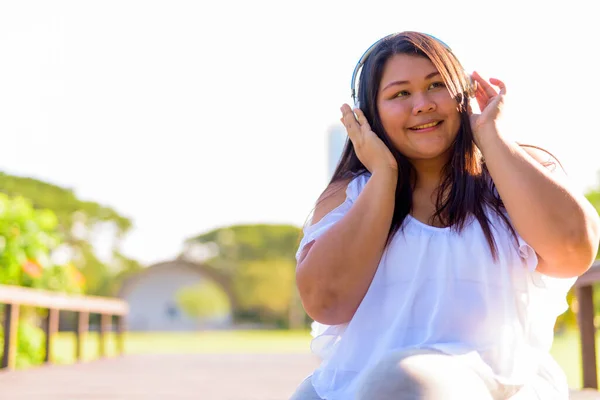 Retrato Una Hermosa Mujer Asiática Con Sobrepeso Relajándose Parque Ciudad —  Fotos de Stock