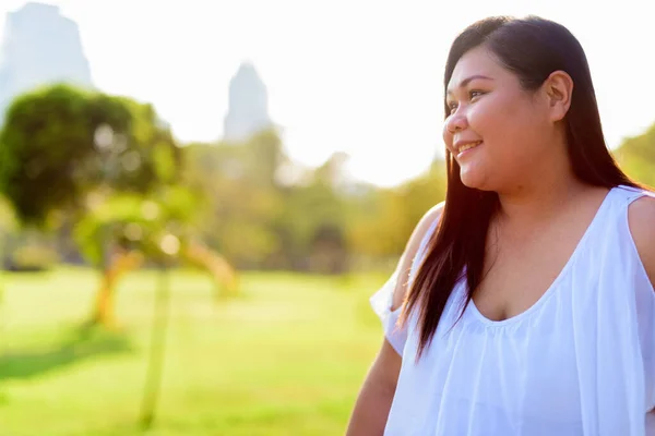 Retrato Una Hermosa Mujer Asiática Con Sobrepeso Relajándose Parque Ciudad —  Fotos de Stock