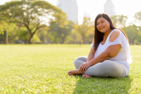 Portrét Krásné Asiatky Nadváhou Relaxující Parku Městě — Stock fotografie