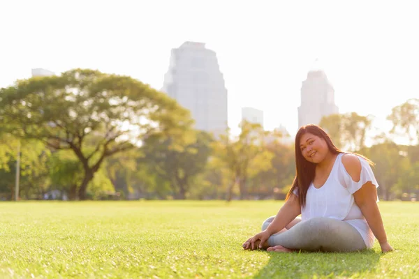 Retrato Una Hermosa Mujer Asiática Con Sobrepeso Relajándose Parque Ciudad —  Fotos de Stock