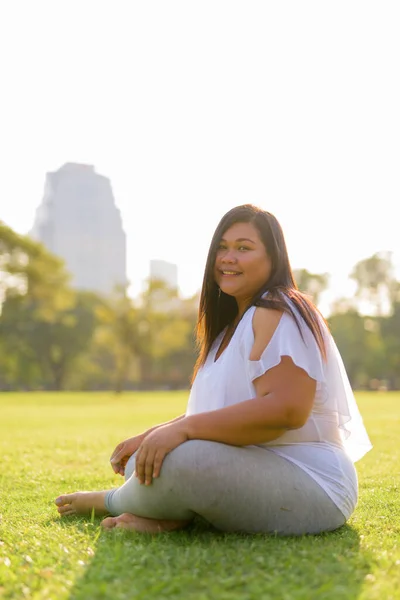 Retrato Una Hermosa Mujer Asiática Con Sobrepeso Relajándose Parque Ciudad —  Fotos de Stock