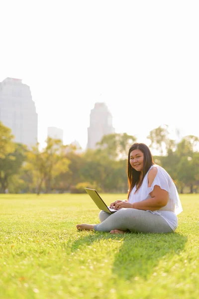 Ritratto Bella Donna Asiatica Sovrappeso Che Rilassa Parco Città — Foto Stock