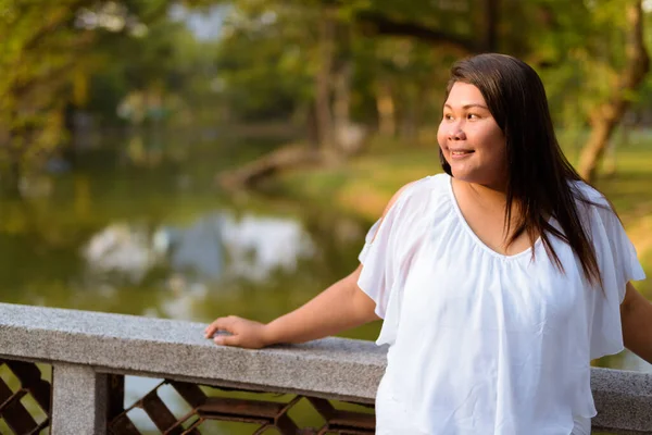 Portrét Krásné Asiatky Nadváhou Relaxující Parku Městě — Stock fotografie