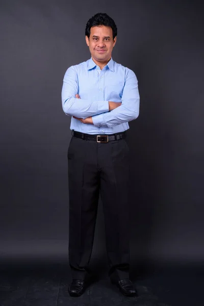 黒を背景に成熟したハンサムなインドのビジネスマンのスタジオショット — ストック写真