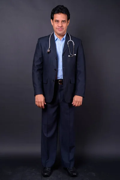 Στούντιο Πλάνο Του Ώριμου Όμορφος Ινδός Επιχειρηματίας Κοστούμι Γιατρός Στηθοσκόπιο — Φωτογραφία Αρχείου