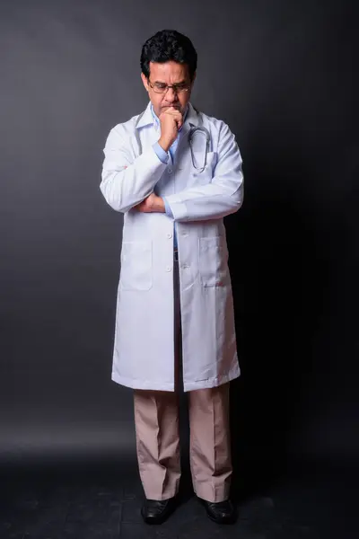 Siyah Arka Planda Olgun Hintli Doktorun Stüdyo Fotoğrafı — Stok fotoğraf