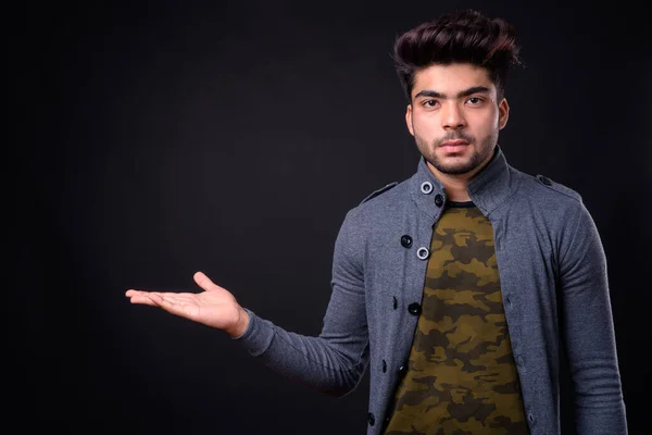 Estudio Disparo Joven Guapo Indio Hombre Sobre Fondo Negro —  Fotos de Stock