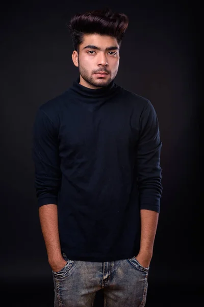 Studioaufnahme Eines Jungen Gutaussehenden Indischen Mannes Vor Schwarzem Hintergrund — Stockfoto