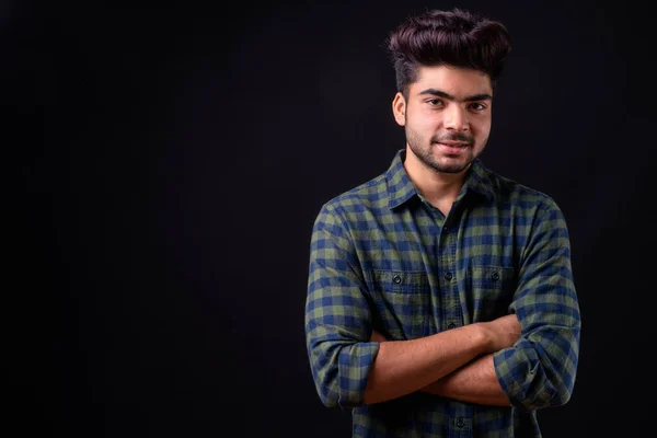 Estudio Disparo Joven Guapo Indio Hombre Sobre Fondo Negro — Foto de Stock