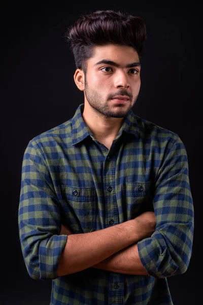 Studioaufnahme Eines Jungen Gutaussehenden Indischen Mannes Vor Schwarzem Hintergrund — Stockfoto