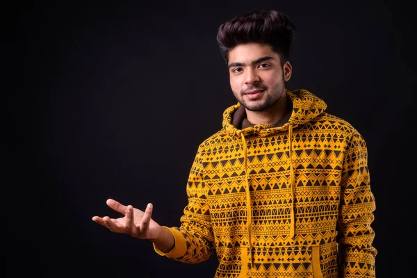 Estudio Disparo Joven Guapo Indio Hombre Sobre Fondo Negro — Foto de Stock