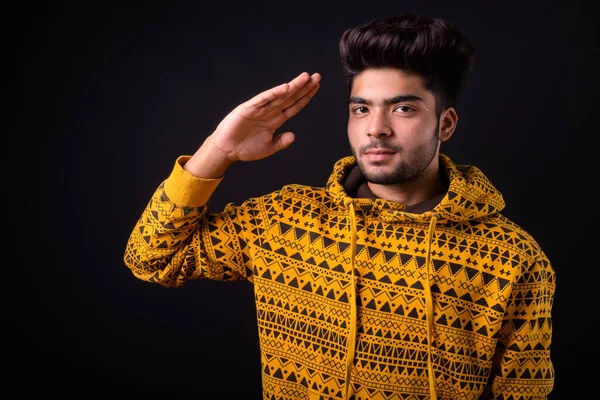 Estudio Disparo Joven Guapo Indio Hombre Sobre Fondo Negro — Foto de Stock