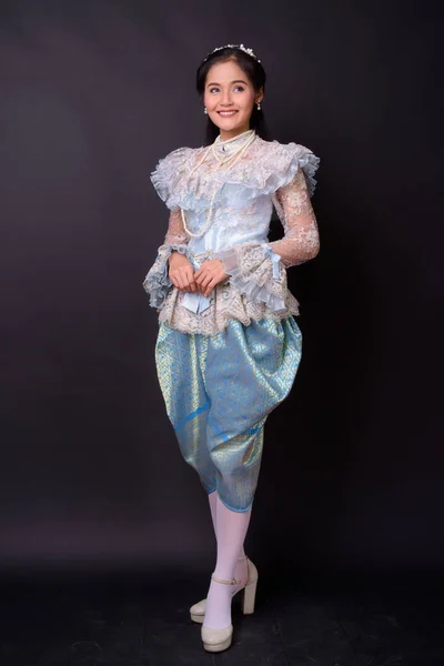 Studio Shot Van Jonge Mooie Aziatische Vrouw Dragen Thaise Traditionele — Stockfoto