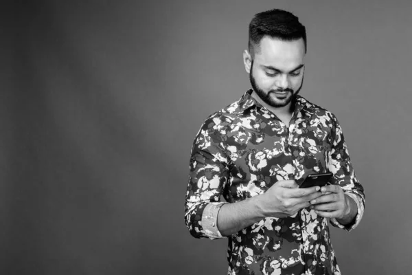 Studio Photo Jeune Homme Indien Barbu Sur Fond Gris Noir — Photo