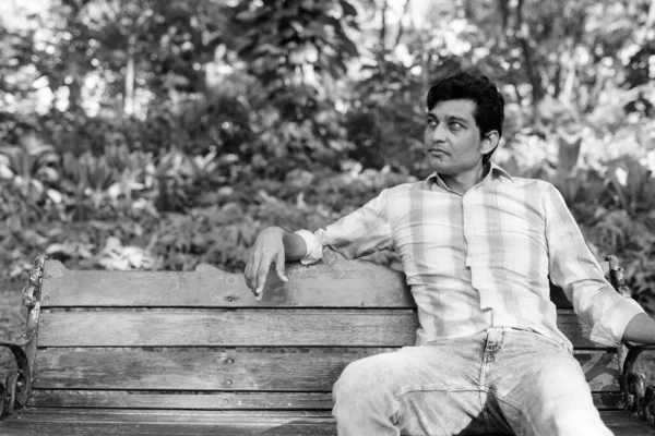 Portret Van Een Indiase Man Ontspannen Het Park Zwart Wit — Stockfoto