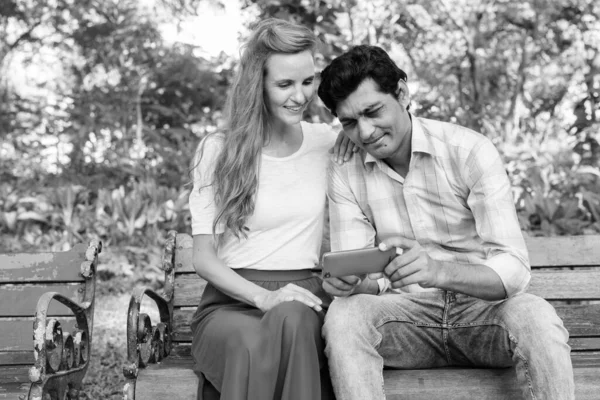 Retrato Pareja Multiétnica Juntos Enamorados Parque Blanco Negro — Foto de Stock