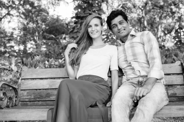 Porträt Eines Multiethnischen Paares Zusammen Und Verliebt Park Schwarz Weiß — Stockfoto