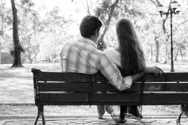 Portrait Couple Multi Ethnique Ensemble Amoureux Parc Noir Blanc — Photo