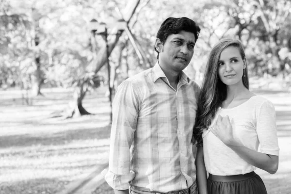 Retrato Pareja Multiétnica Juntos Enamorados Parque Blanco Negro — Foto de Stock