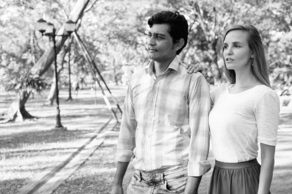 Retrato Pareja Multiétnica Juntos Enamorados Parque Blanco Negro — Foto de Stock