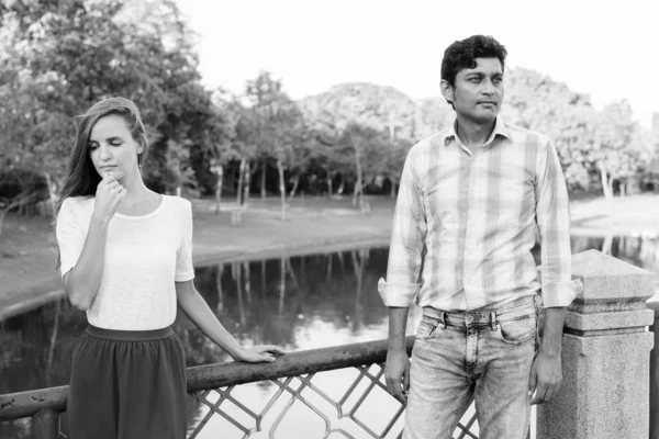 Retrato Pareja Multiétnica Juntos Enamorados Parque Blanco Negro — Foto de Stock