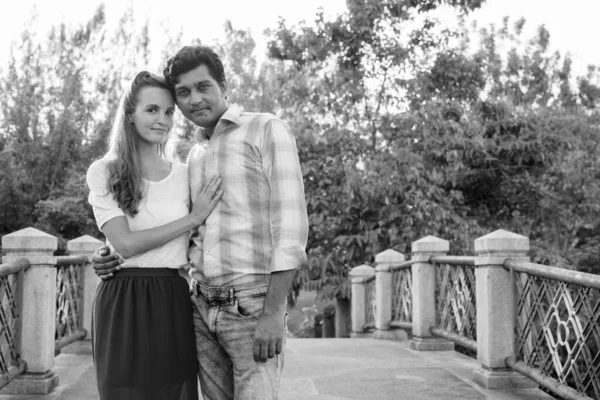 Retrato Pareja Multiétnica Juntos Enamorados Parque Blanco Negro — Foto de Stock