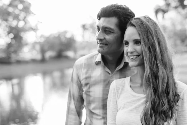 Retrato Pareja Multiétnica Juntos Enamorados Parque Blanco Negro — Foto de Stock