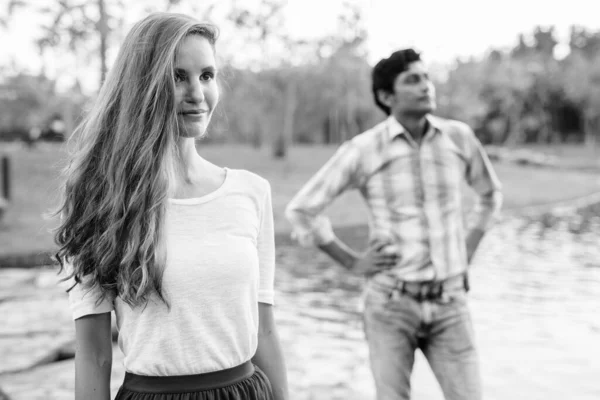 Retrato Pareja Multiétnica Juntos Enamorados Parque Blanco Negro — Foto de Stock