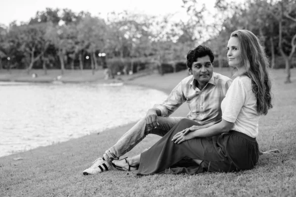 Retrato Pareja Multiétnica Juntos Enamorados Parque Blanco Negro — Foto de Stock