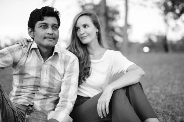 Retrato Pareja Multiétnica Juntos Enamorados Parque Blanco Negro — Foto de Stock