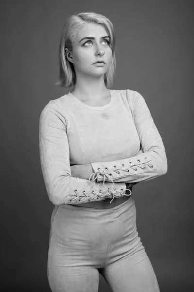 Studioaufnahme Einer Jungen Schönen Rebellin Mit Kurzen Haaren Vor Grauem — Stockfoto