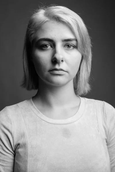 Studioaufnahme Einer Jungen Schönen Rebellin Mit Kurzen Haaren Vor Grauem — Stockfoto