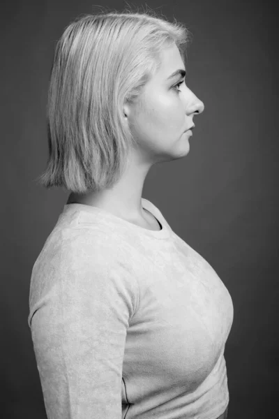 Studioaufnahme Einer Jungen Schönen Rebellin Mit Kurzen Haaren Vor Grauem — Stockfoto