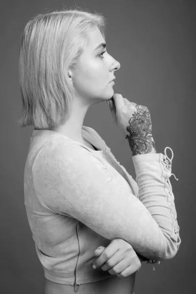 Studioaufnahme Einer Jungen Schönen Rebellin Mit Kurzen Haaren Vor Grauem — Stockfoto