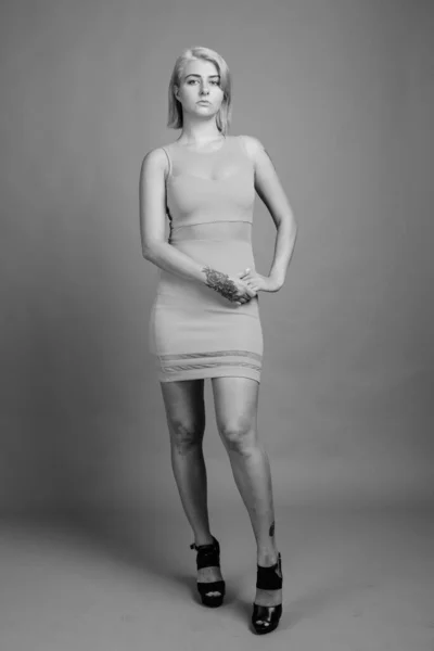 Studio Shot Young Beautiful Rebel Woman Short Hair Gray Background — Stock Photo, Image