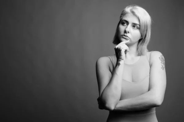 Studioaufnahme Einer Jungen Schönen Rebellin Mit Kurzen Haaren Vor Grauem — Stockfoto