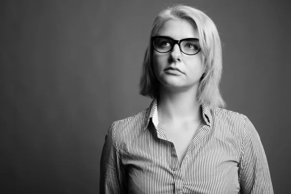 Studioaufnahme Einer Jungen Schönen Geschäftsfrau Mit Kurzen Haaren Vor Grauem — Stockfoto