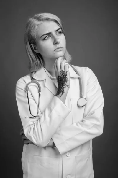 Studio Shot Young Beautiful Woman Doctor Short Hair Gray Background — Stock Photo, Image