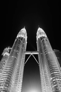 Gece Kuala Lumpur 'daki ünlü Petronas Kuleleri' nin düşük açılı görüntüsü, Siyah ve Beyaz Malezya